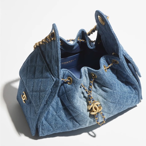 CHANEL 25 Small Handbag (26P) Washed Denim and Gold Tone Metal - Picture 10 of 17